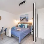 Garden & Private Parking With Playground Apartamento Riga