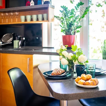Garden & Private Parking With Playground Apartment *