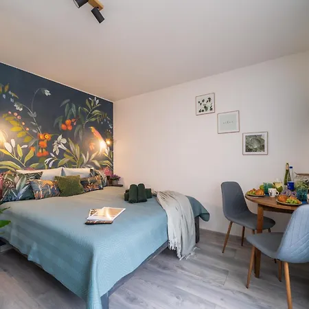 Garden & Private Parking With Playground