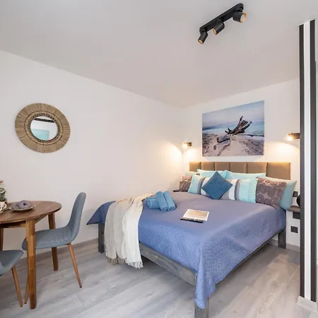 Garden & Private Parking With Playground *