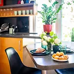Garden & Private Parking With Playground Apartment *