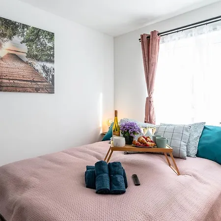 Garden & Private Parking With Playground Διαμέρισμα