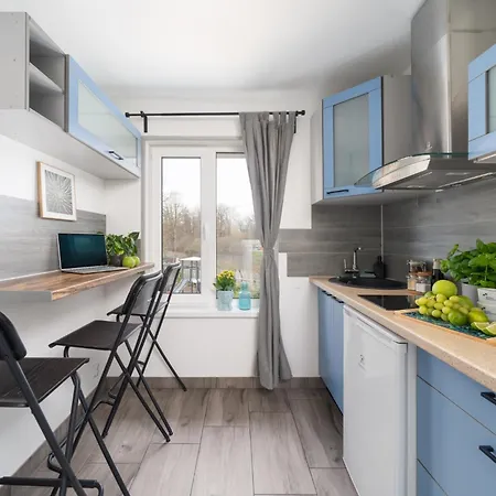Garden & Private Parking With Playground Apartment