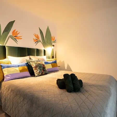 Garden & Private Parking With Playground Apartment