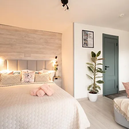 Garden & Private Parking With Playground Apartment *