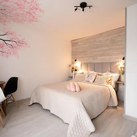 Garden & Private Parking With Playground Apartment *