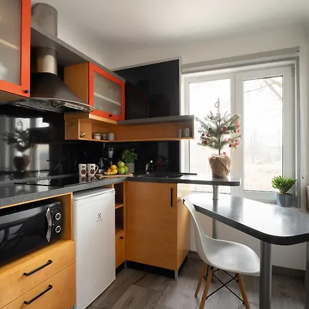 Garden & Private Parking With Playground Apartment *