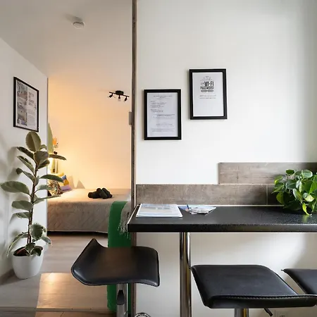 Garden & Private Parking With Playground Apartment