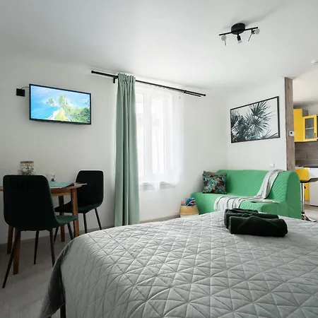 Apartment Garden & Private Parking With Playground