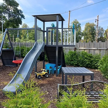 Garden & Private Parking With Playground Apartment