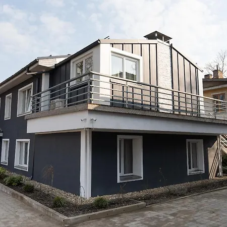 Garden & Private Parking With Playground Apartment *
