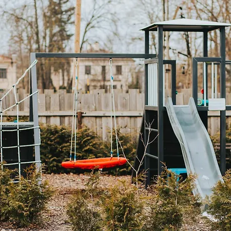 Garden & Private Parking With Playground Apartament