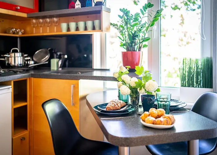 Garden & Private Parking With Playground Apartment *