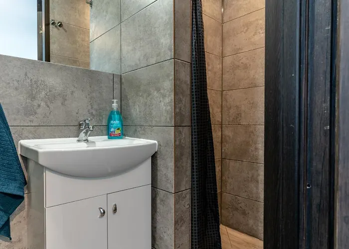 Garden & Private Parking With Playground Apartment *