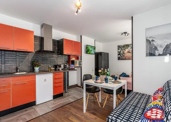 Garden & Private Parking With Playground