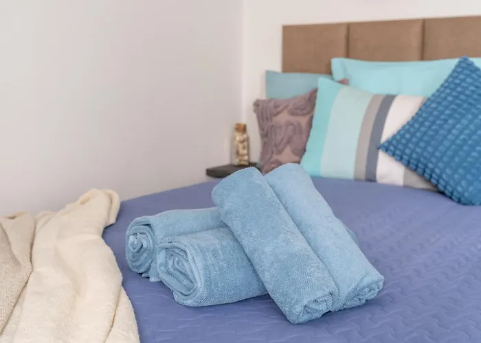 Garden & Private Parking With Playground Apartament