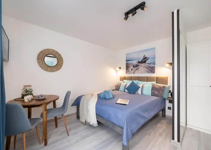 Garden & Private Parking With Playground *