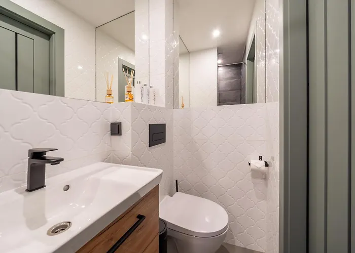 Garden & Private Parking With Playground