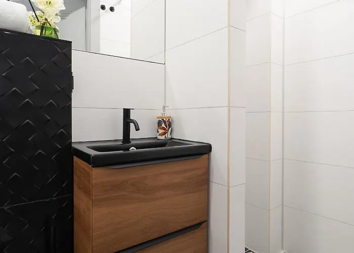 Garden & Private Parking With Playground Apartament