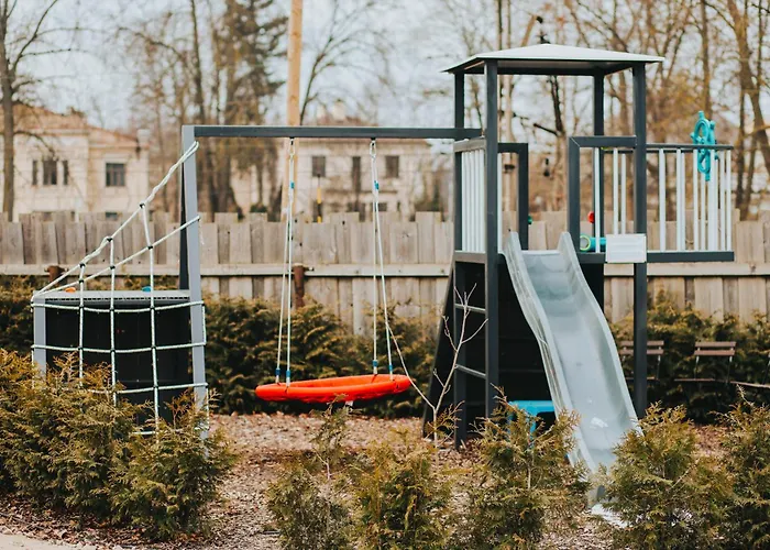 Garden & Private Parking With Playground Apartament