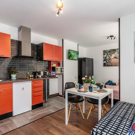 Garden & Private Parking With Playground