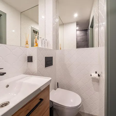 Garden & Private Parking With Playground