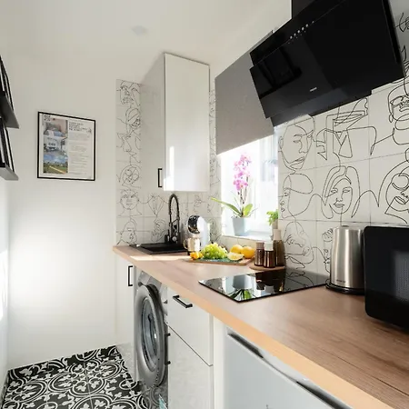 Garden & Private Parking With Playground *