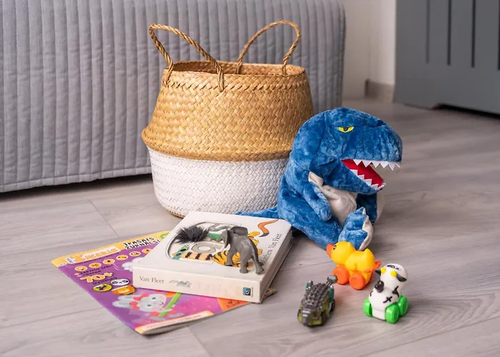 Garden & Private Parking With Playground Apartment *