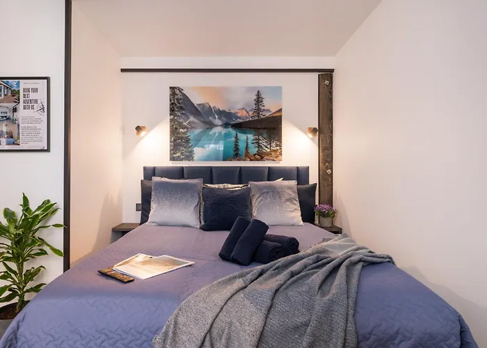 Garden & Private Parking With Playground Apartment *