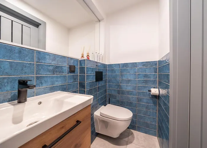 Garden & Private Parking With Playground Apartment