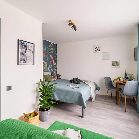 Garden & Private Parking With Playground Apartment *