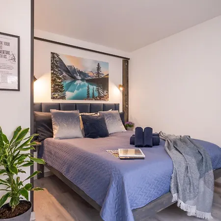 Garden & Private Parking With Playground Apartment *