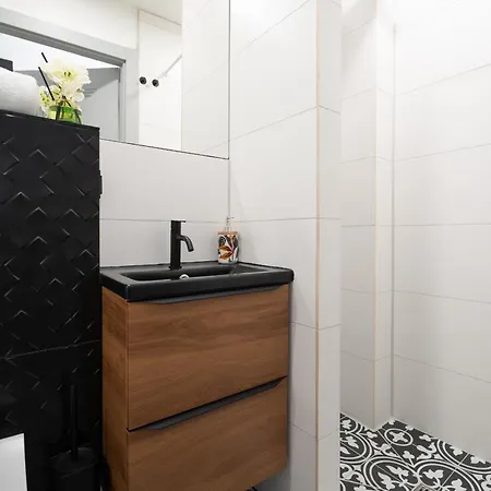 Garden & Private Parking With Playground Apartment